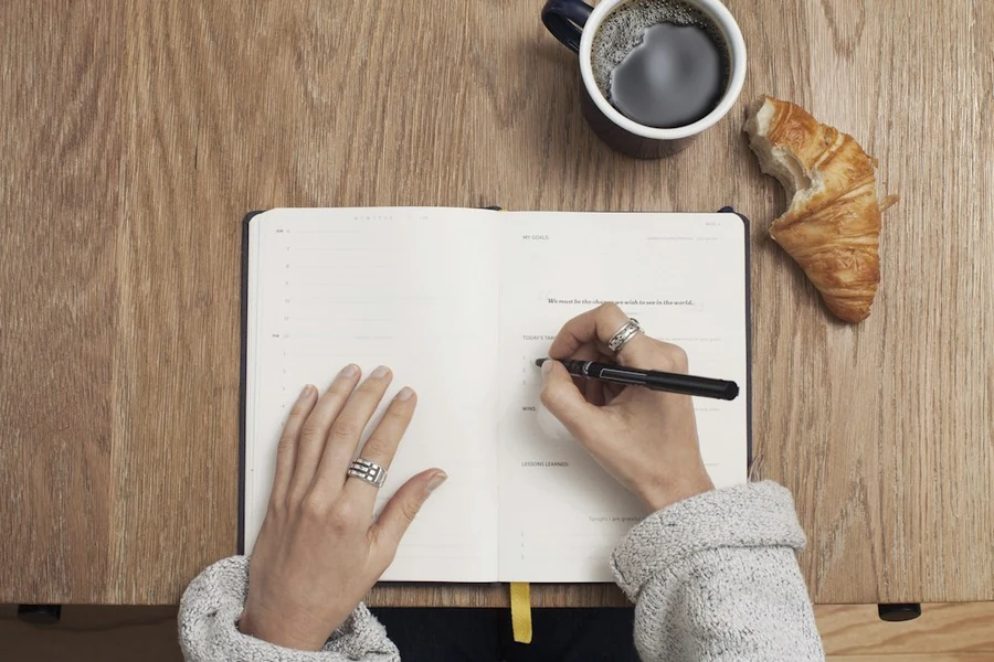 Mesa de trabajo con documentos, imagen ilustrativa de investigación